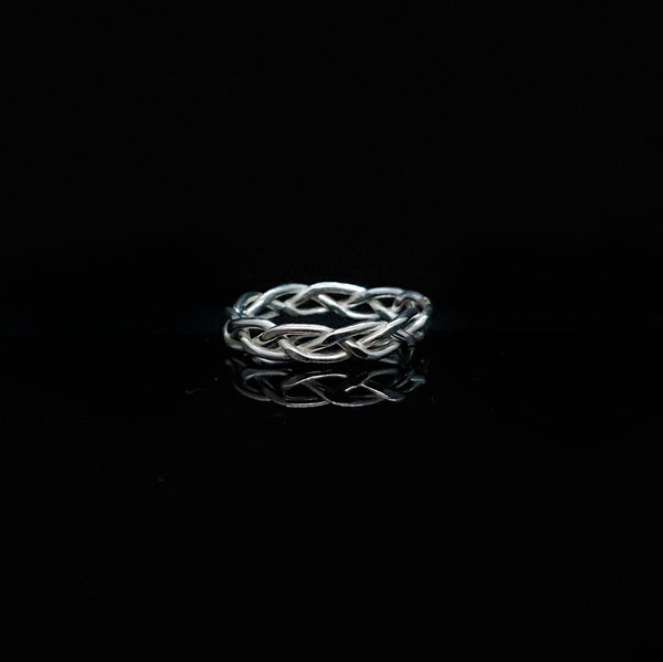 Anillo tejido talla 6.