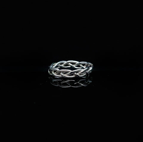 Anillo tejido talla 6.