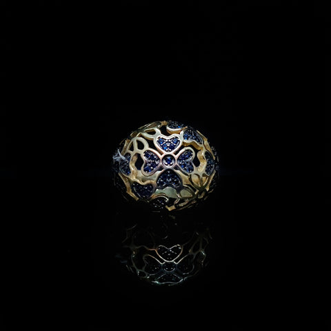 Anillo talla 9. Mide 18 mm de ancho y 6.7 mm grosor.