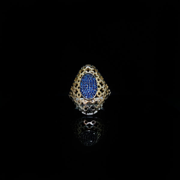 Anillo talla 8. Mide 27 mm de ancho y 4.7 mm de grosor.