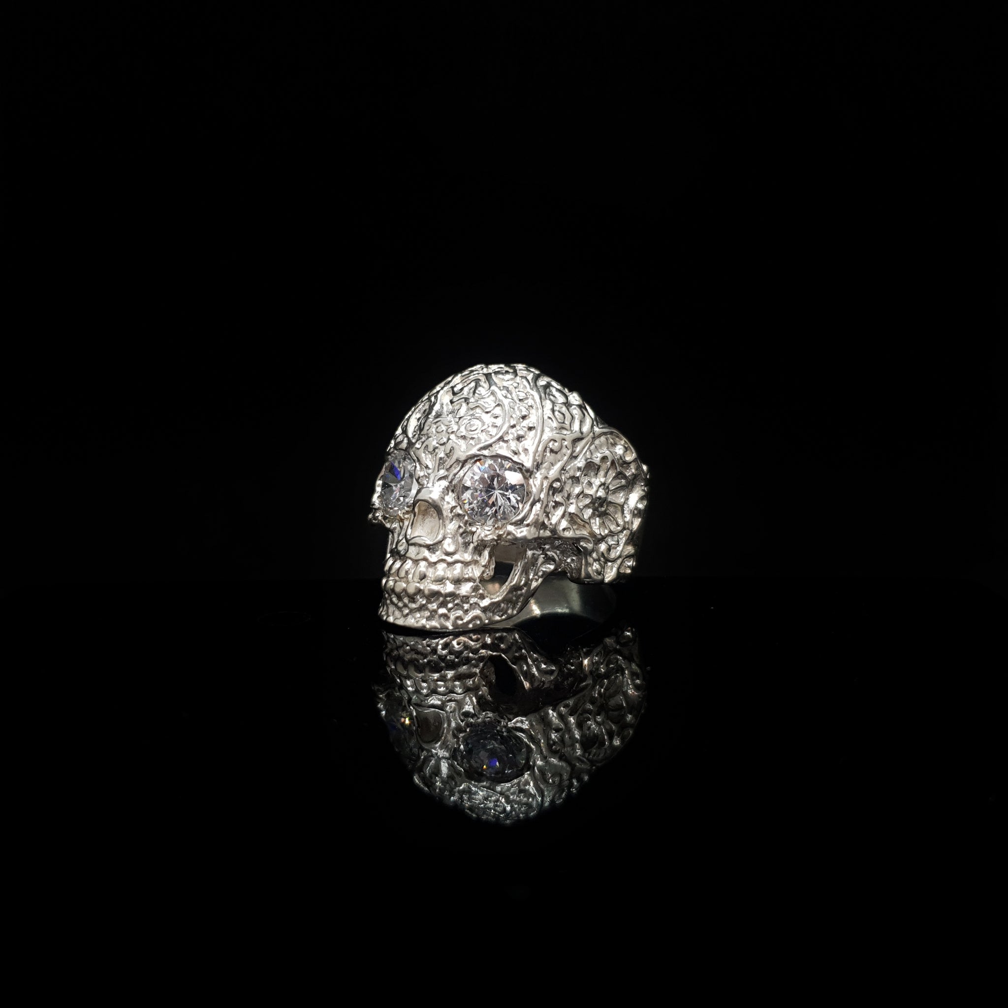 Anillo Cráneo con Circonias