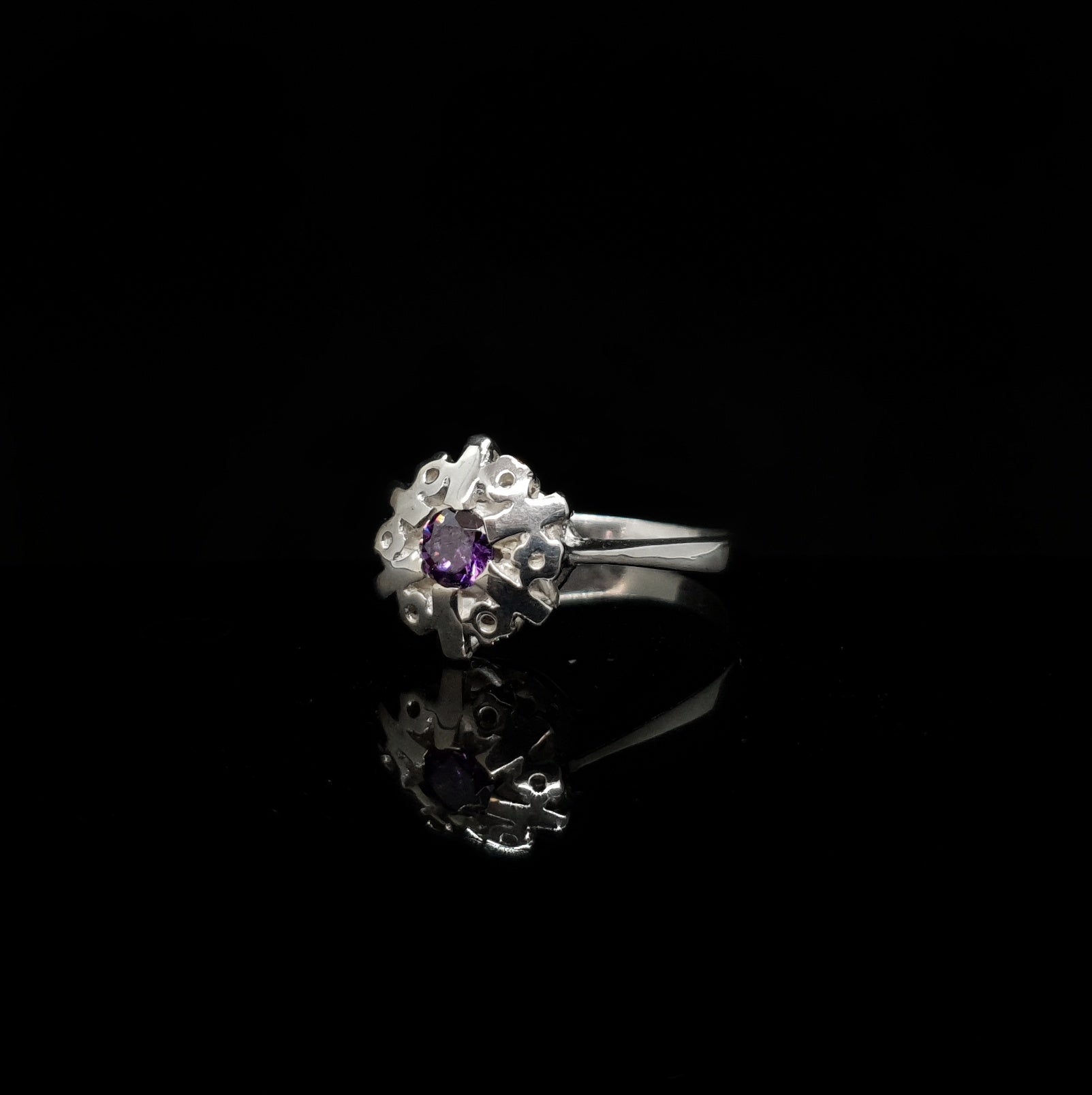Anillo Flor con Circonia Morada
