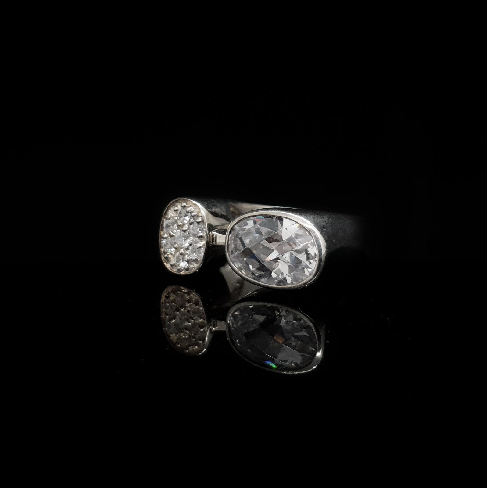 Anillo Óvalo y Circonias